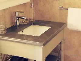 فندق كارْبُنْترافي  Le Chateau Des Cinq Cantons