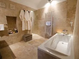 فندق كارْبُنْترافي  Le Chateau Des Cinq Cantons