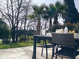 **  فندق كارْبُنْترافي  Le Chateau Des Cinq Cantons فرنسا